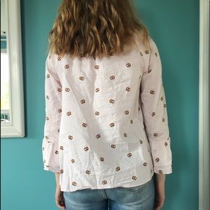 Long sleeve shirt with soft pretzel design.